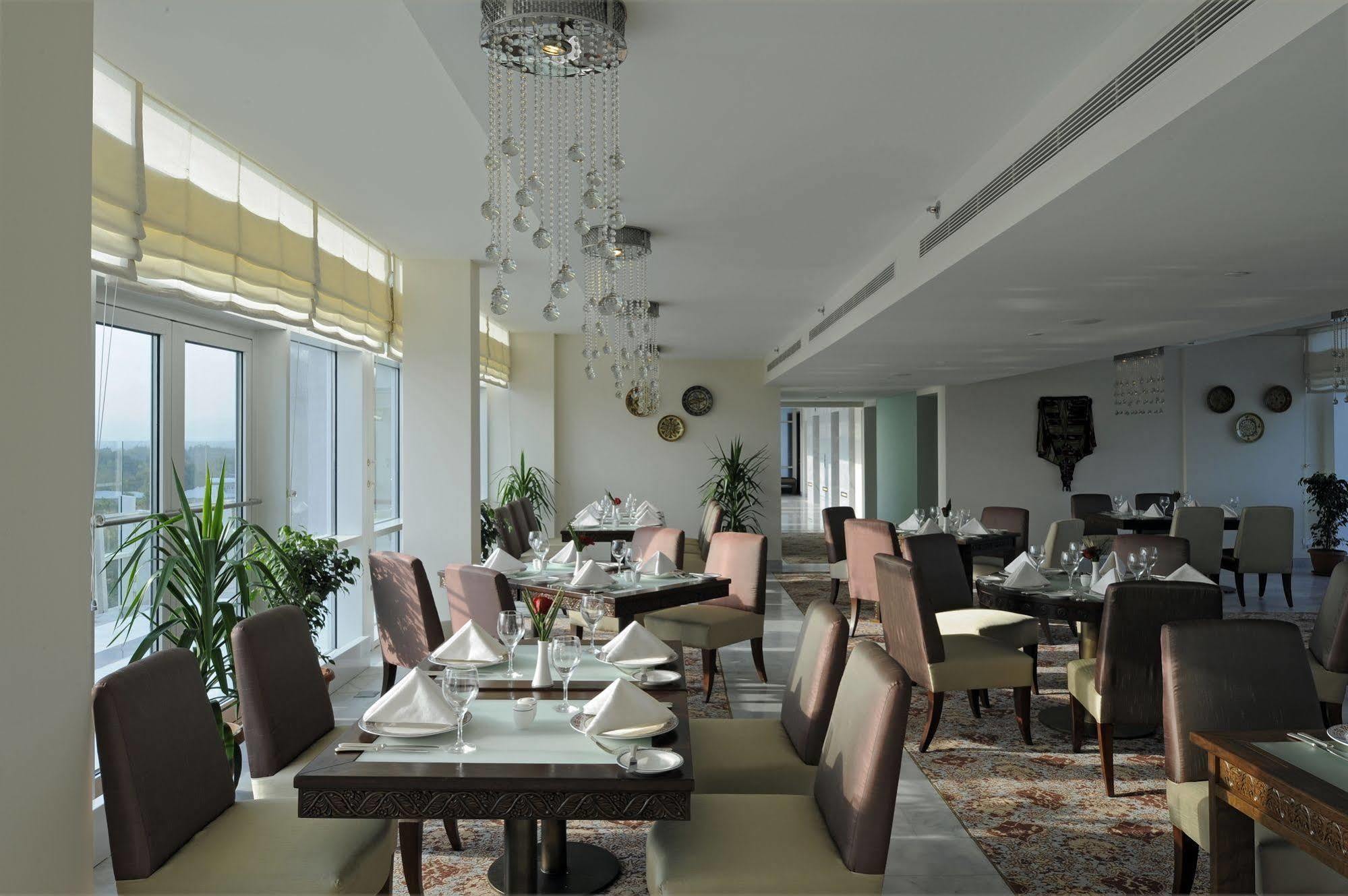 Dushanbe Serena Hotel Restaurante foto